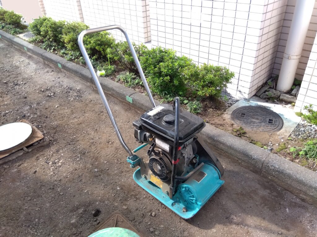 砕石敷きと転圧