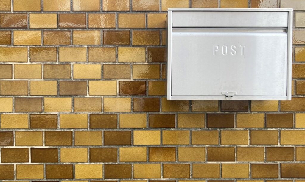 ブロック塀の埋め込みポストは交換できる？費用やDIYの方法を解説