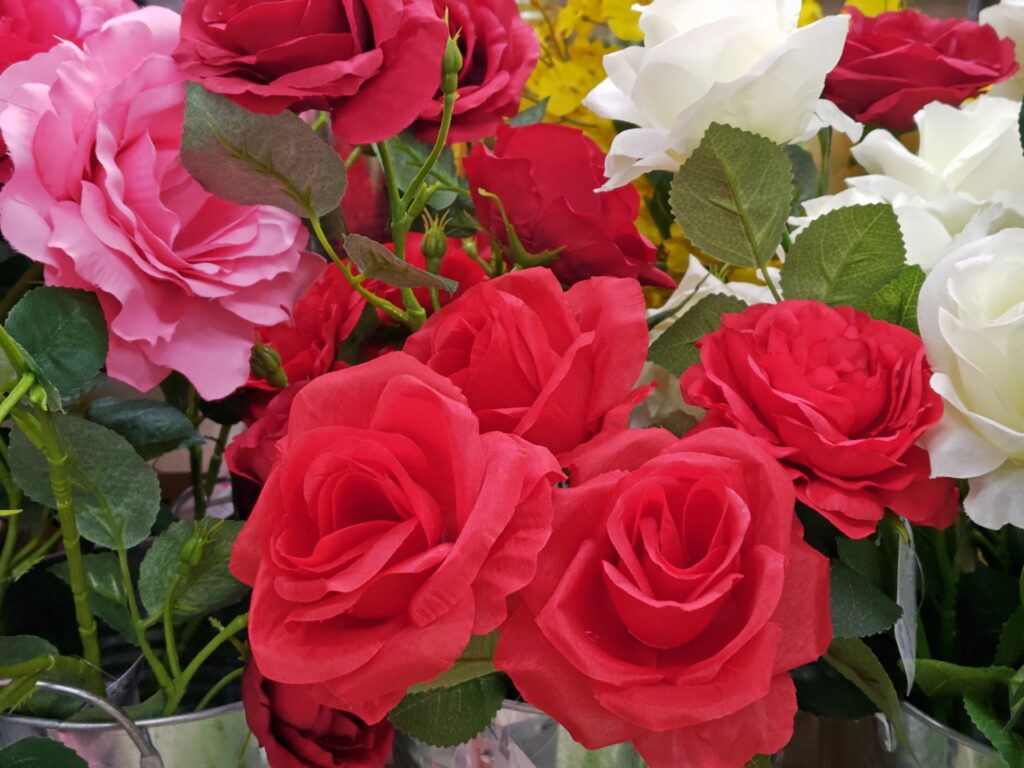 庭に造花は後悔する？外での耐久性・寿命、掃除や害虫対策を徹底解説