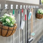 ブロック塀にフックを自作！穴を開けない固定法と100均活用術とは？