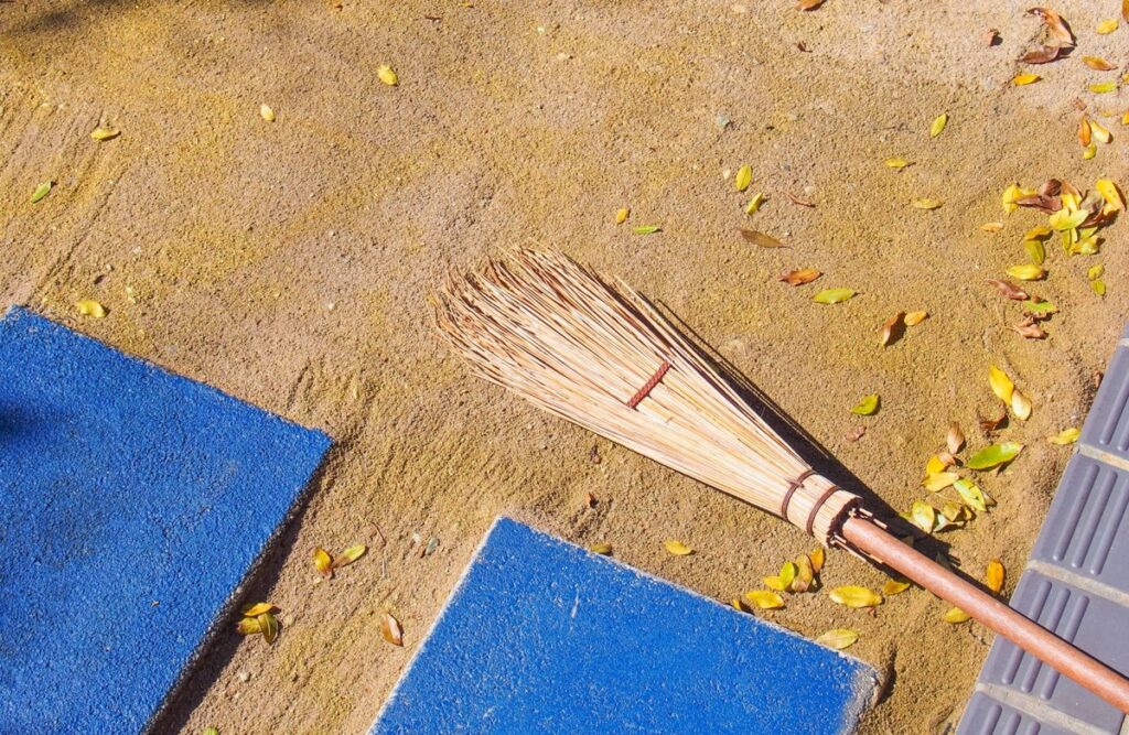 砂利の掃除道具として竹箒を併用するコツ