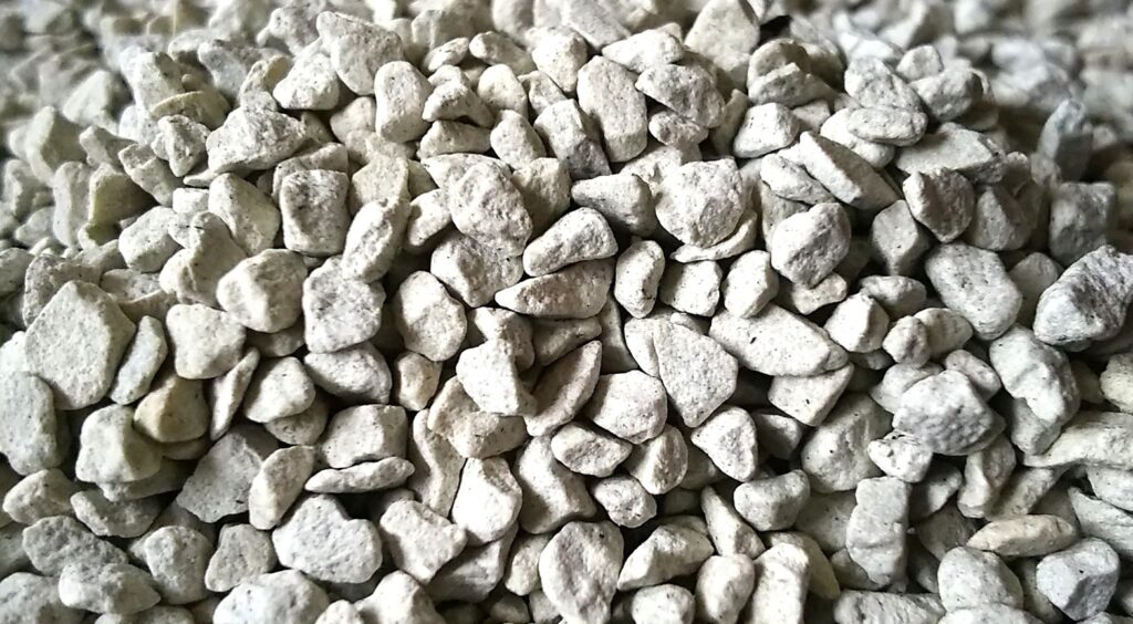 ゼオライトを活用して物理的に水はけを良くするコツ