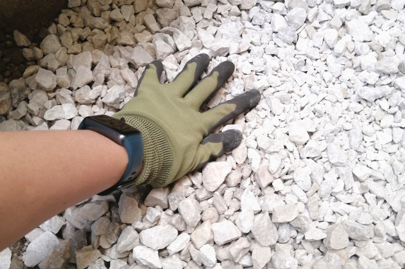 砂利を敷いて泥濘化を防ぐ見た目も綺麗な湿気対策