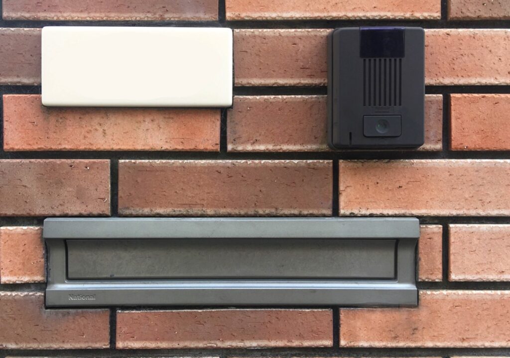 表札のブロック塀への取り付け方法！DIYの失敗を防ぐ接着剤と手順