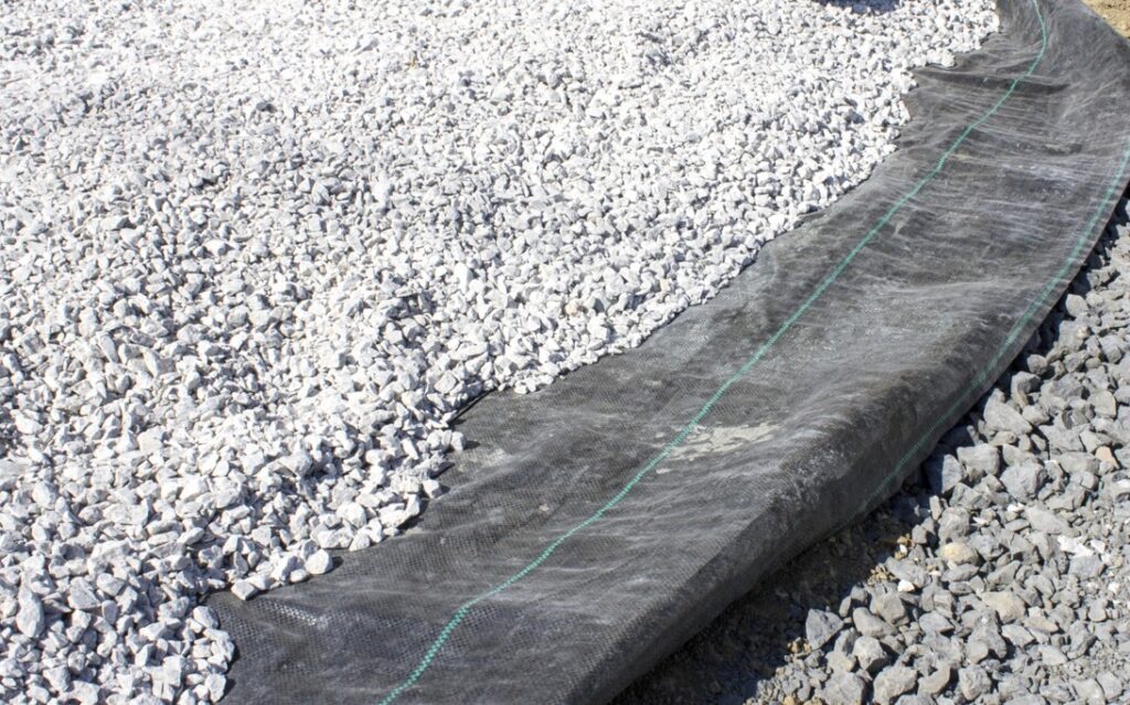 防草シートと砂利を組み合わせたメンテナンス