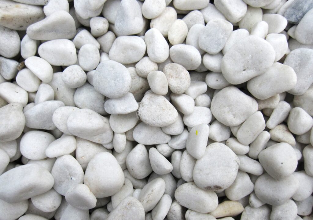 白玉砂利や砕石などゴキブリ対策に有効な砂利の種類