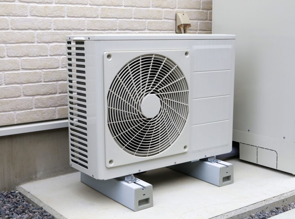 室外機周辺の湿気を逃がす砂利の厚みと防虫キャップ