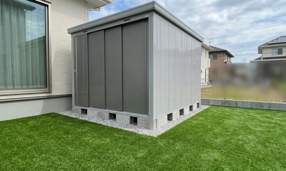 人工芝の上に物置は置ける？安全な基礎づくりと注意点をわかりやすく解説